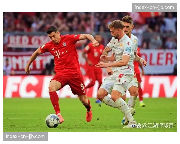 柏林联后卫恶意犯规被直接红牌罚下，球队少一人作战