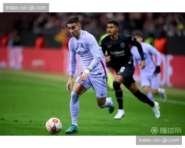 英超裁判委员会内部简报，要求统一对“压迫中手部动作”的判罚尺度