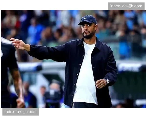 终场哨响，孔帕尼与教练组拥抱庆祝，高位压迫哲学得到验证