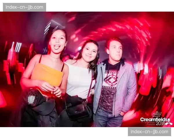 场边镜头捕捉到球队老板与流媒体巨头高管耳语,引发并购猜测。 场边镜头捕捉到球队老板与流媒体巨头高管耳语,引发并购猜测。